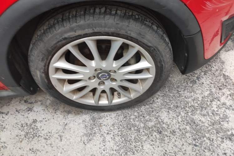 Used Volvo C30 2012 2.0L Aktiv Dynamic Package Edition Right Front Wheel Hub