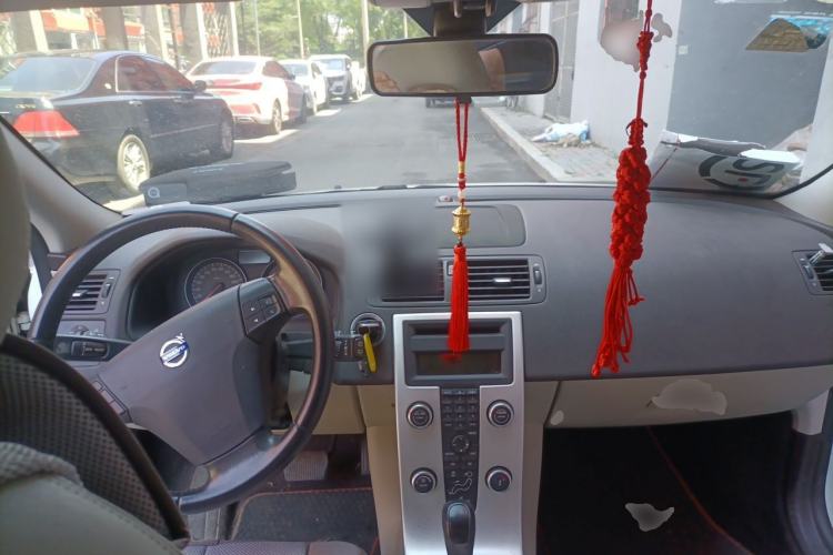 Used Volvo C30 2012 2.0L Aktiv Center Console