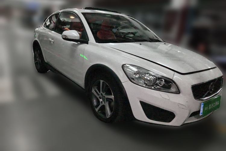 Used Volvo C30 2012 2.0L Aktiv Dynamic Package Edition Front Right 45 Deg