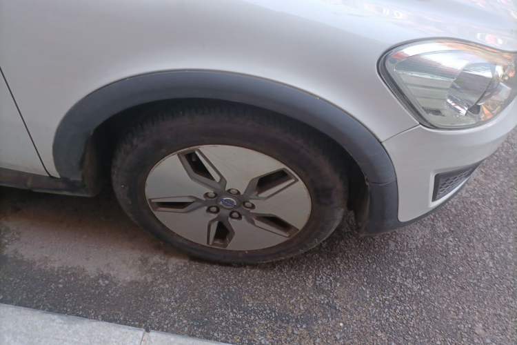 Used Volvo C30 2012 2.0L Aktiv Right Front Wheel Hub