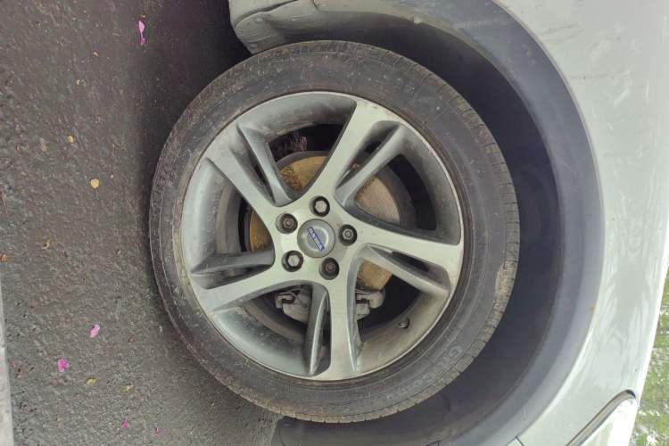 Used Volvo C30 2012 2.0L Aktiv Dynamic Package Edition Right Front Wheel Hub