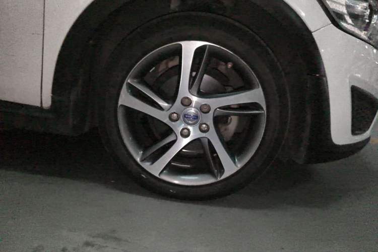 Used Volvo C30 2012 2.0L Aktiv Dynamic Package Edition Right Front Wheel Hub