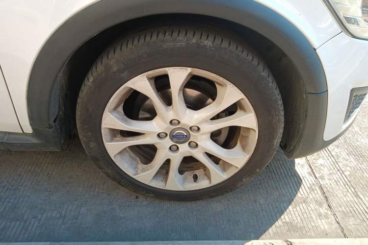 Used Volvo C30 2012 2.0L Aktiv Dynamic Package Edition Right Front Wheel Hub
