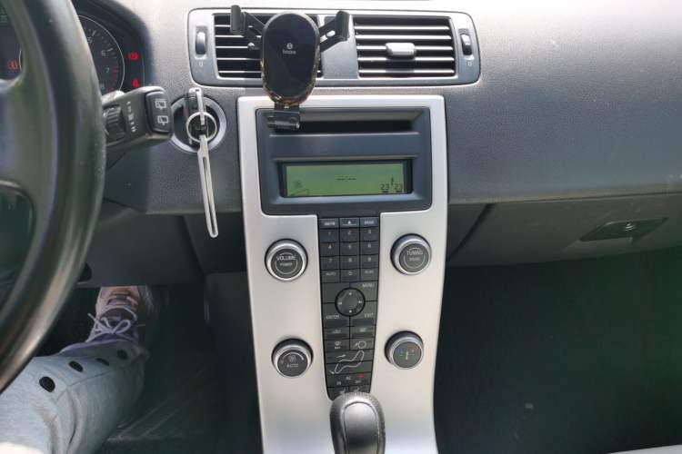 Used Volvo C30 2012 2.0L Aktiv Dynamic Package Edition Audio And AC Panel