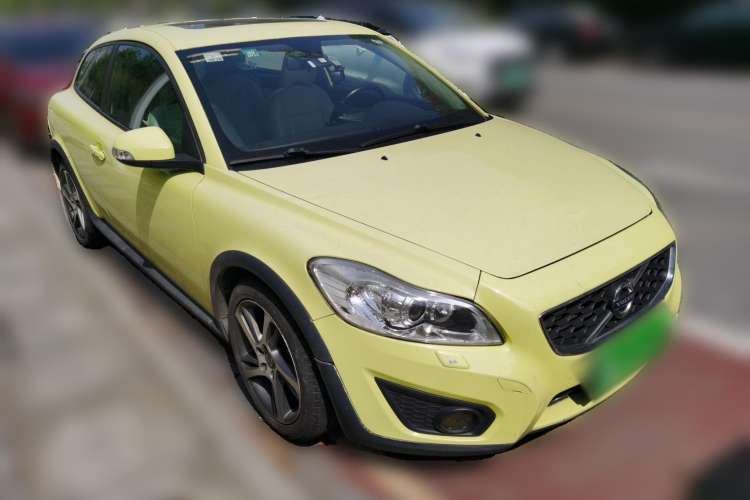 Used Volvo C30 2012 2.0L Aktiv Dynamic Package Edition Front Right 45 Deg