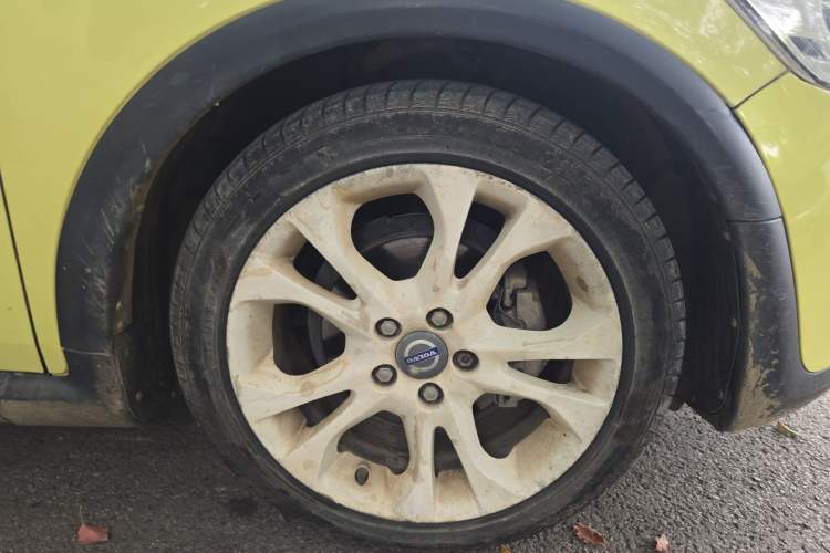 Used Volvo C30 2012 2.0L Aktiv Dynamic Package Edition Right Front Wheel Hub