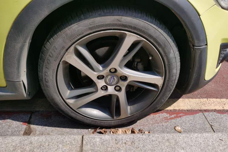 Used Volvo C30 2012 2.0L Aktiv Dynamic Package Edition Right Front Wheel Hub