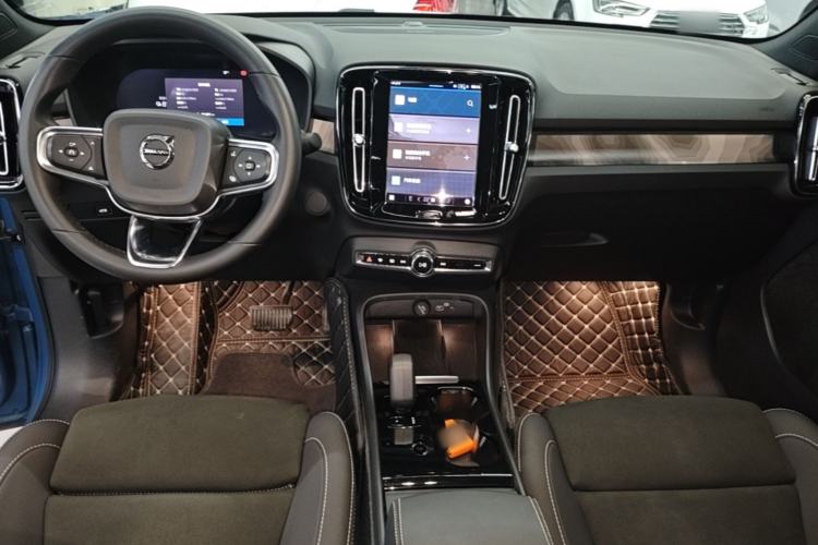 Used Volvo C40 2022 Long-Range PRO Version Center Console