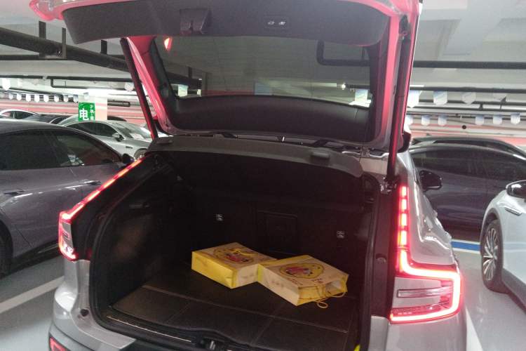 Used Volvo C40 2022 Long-Range PRO Version Trunk