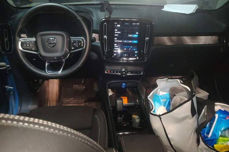 Used Volvo C40 2023 Long-Range PRO Version Center Console