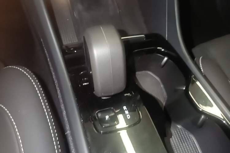Used Volvo C40 2023 Long-Range Version Gear Lever