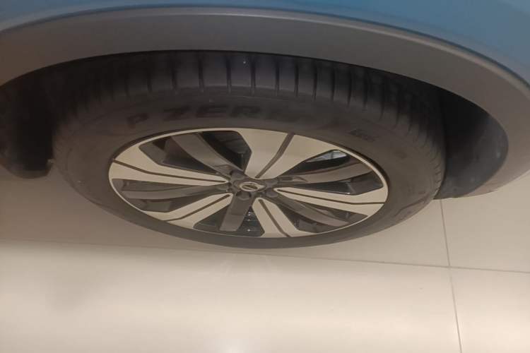 Used Volvo C40 2023 Long-Range Version Right Front Wheel Hub