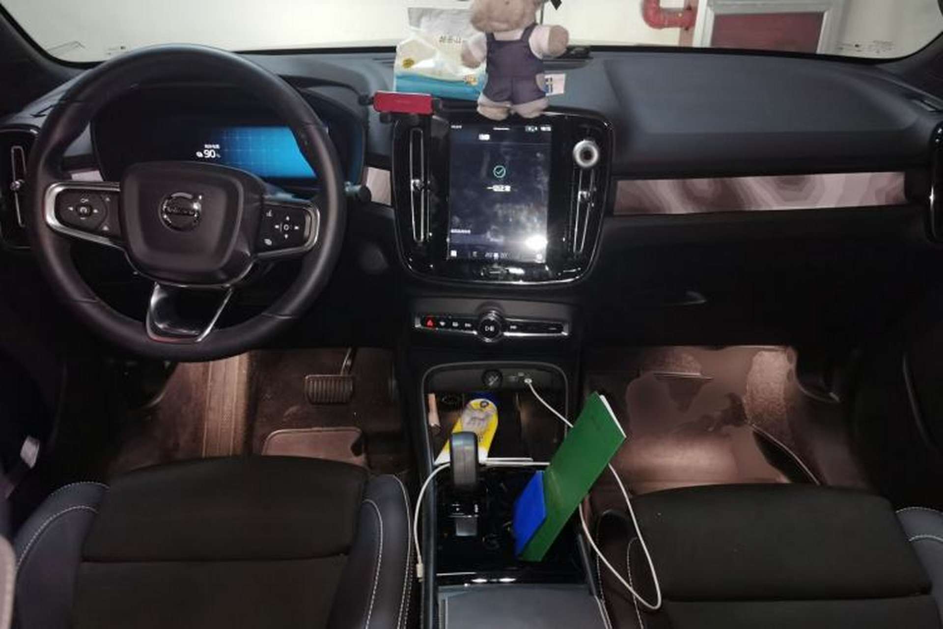 Used Volvo C40 2023 Long-Range PRO Version Center Console