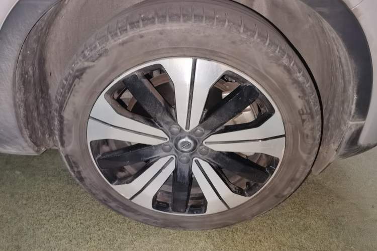 Used Volvo C40 2023 Long-Range PRO Version Right Front Wheel Hub