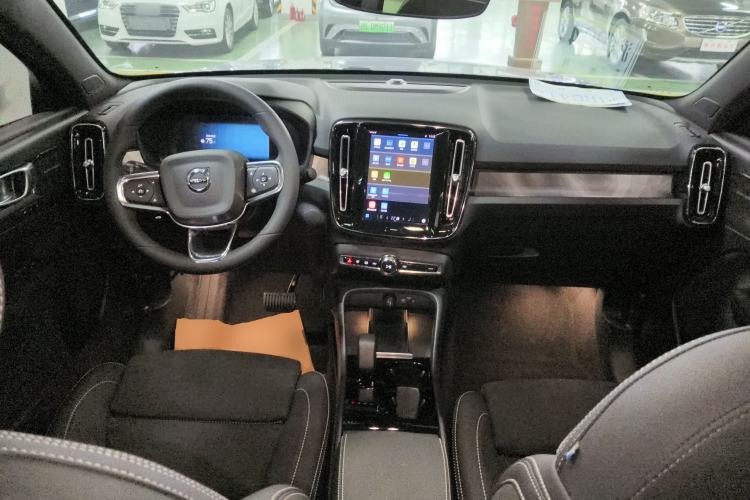Used Volvo C40 2024 Long-Range PRO Version Center Console