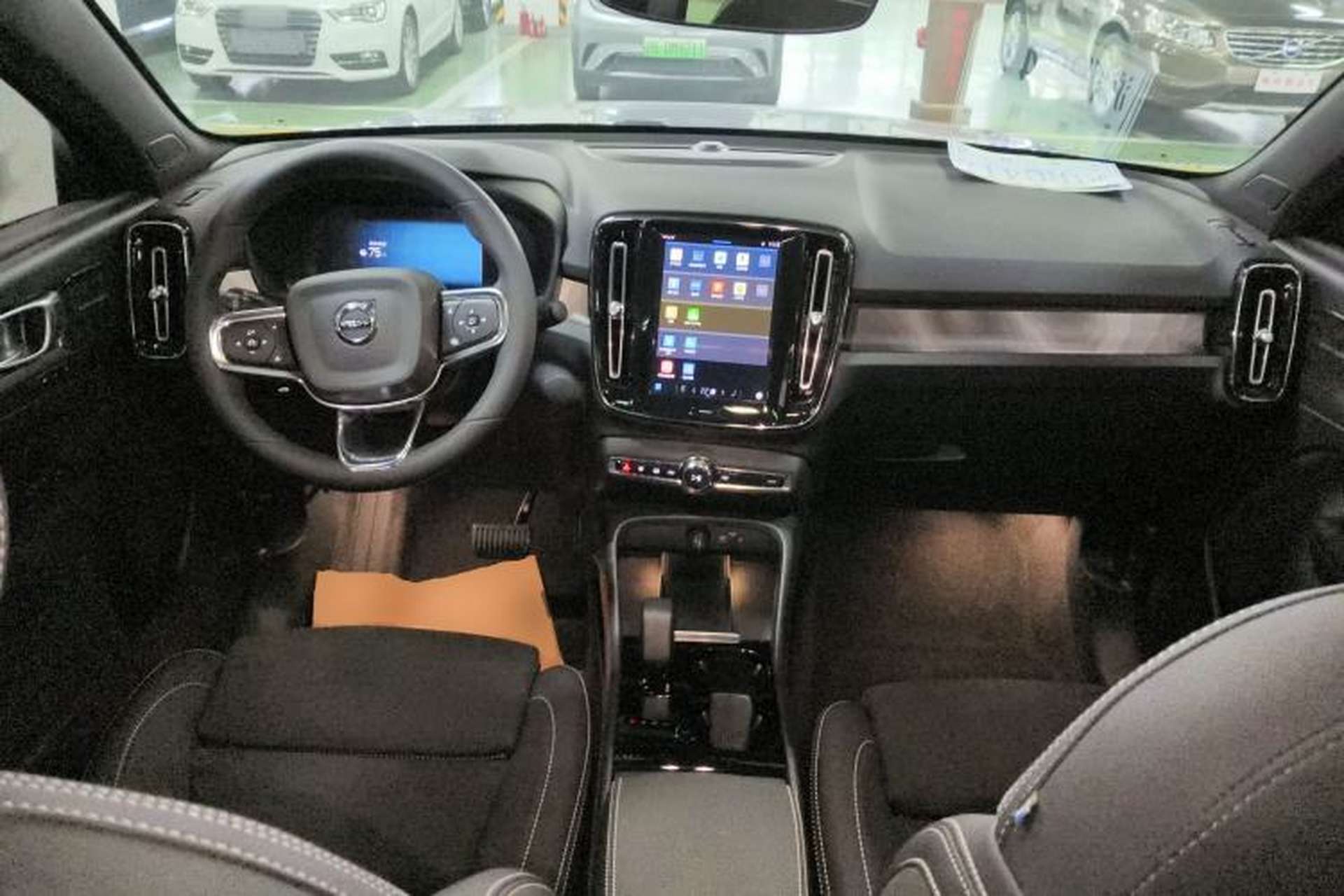 Used Volvo C40 2024 Long-Range PRO Version Center Console