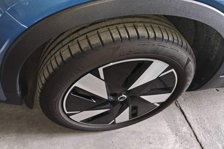 Used Volvo C40 2024 Long-Range PRO Version Exterior 4