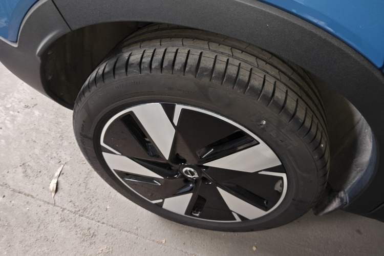 Used Volvo C40 2024 Long-Range PRO Version Exterior 5