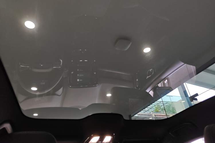 Used Volvo C40 2024 Long-Range PRO Version Headliner
