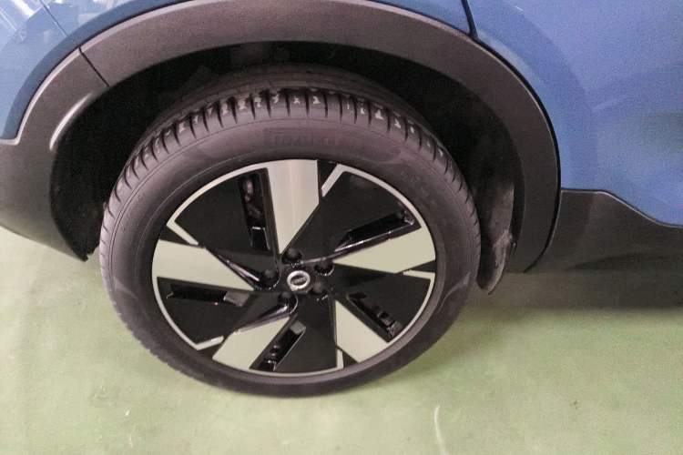 Used Volvo C40 2024 Long-Range PRO Version Right Rear Wheel Hub