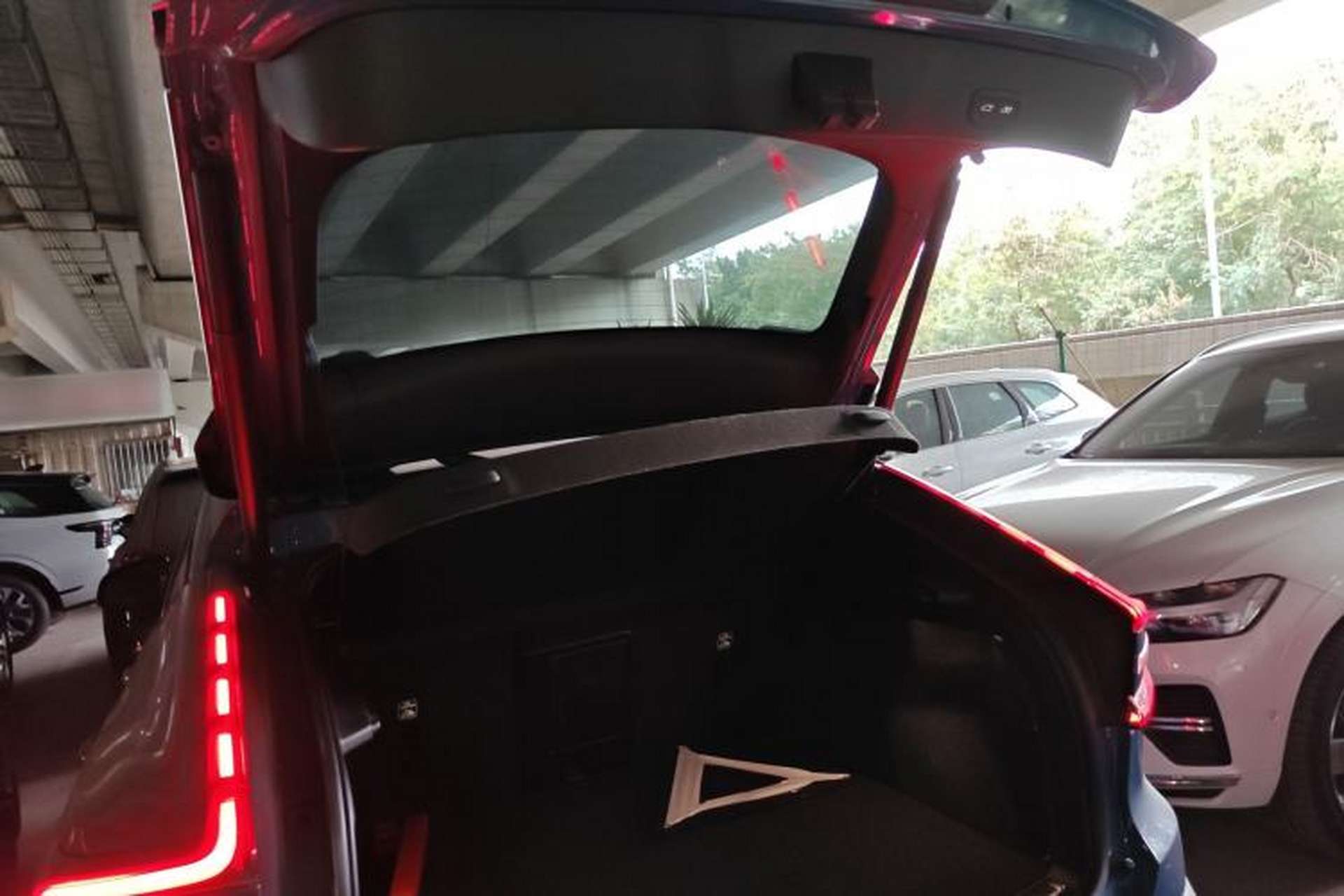 Used Volvo C40 2024 Long-Range PRO Version Trunk