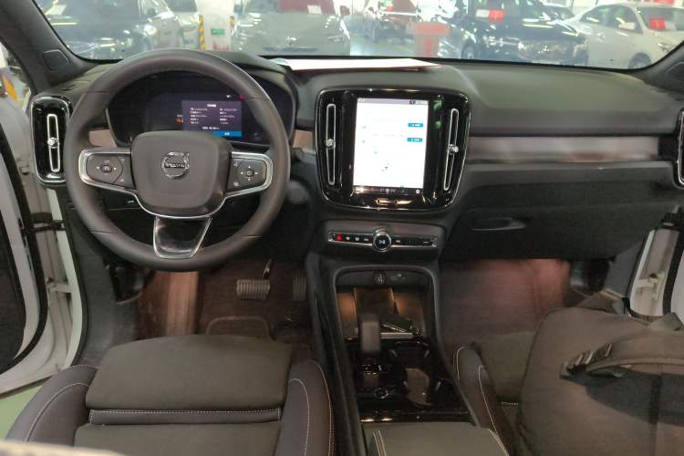 Used Volvo C40 2024 Long-Range PRO Version Center Console