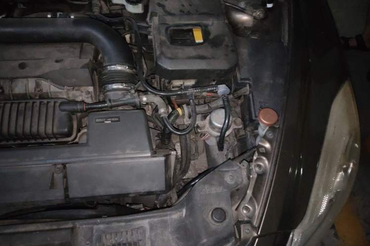 Used Volvo C70 2010 2.5T T5 Engine Bay Left
