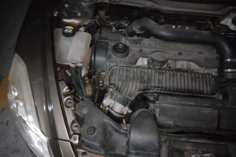 Used Volvo C70 2010 2.5T T5 Engine Bay Right
