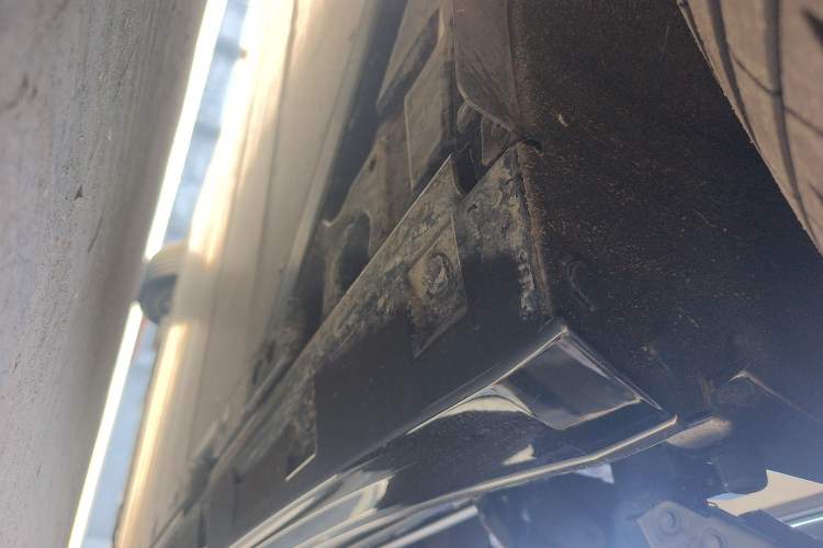 Used Volvo EM90 2025 Ultra Six-Seater Chassis Rear Right