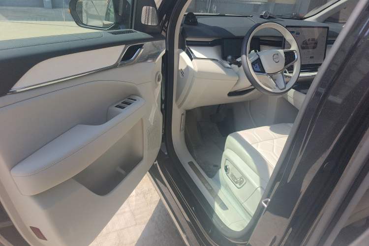 Used Volvo EM90 2025 Ultra Six-Seater Driver Seat
