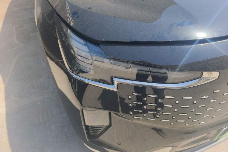 Used Volvo EM90 2025 Ultra Six-Seater Right Front Headlight