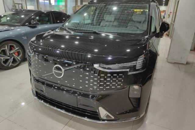 Used Volvo EM90 2025 Ultra Six-Seater
