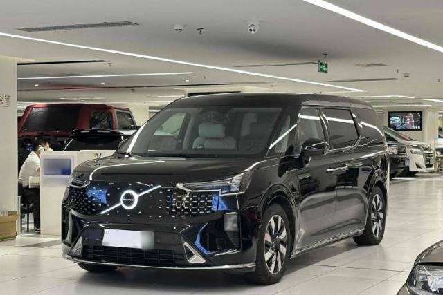 Used Volvo EM90 2025 Ultra Six-Seater