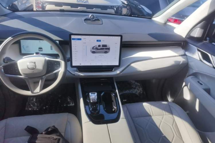 Used Volvo EM90 2025 Ultra Six-Seater Audio And AC Panel