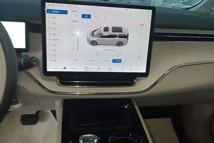 Used Volvo EM90 2025 Ultra Six-Seater Audio And AC Panel