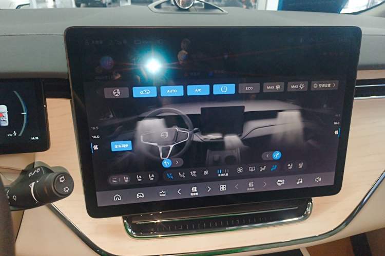 Used Volvo EM90 2025 Ultra Six-Seater Audio And AC Panel