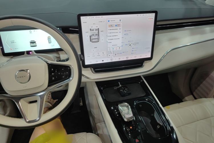 Used Volvo EM90 2025 Ultra Six-Seater Center Console
