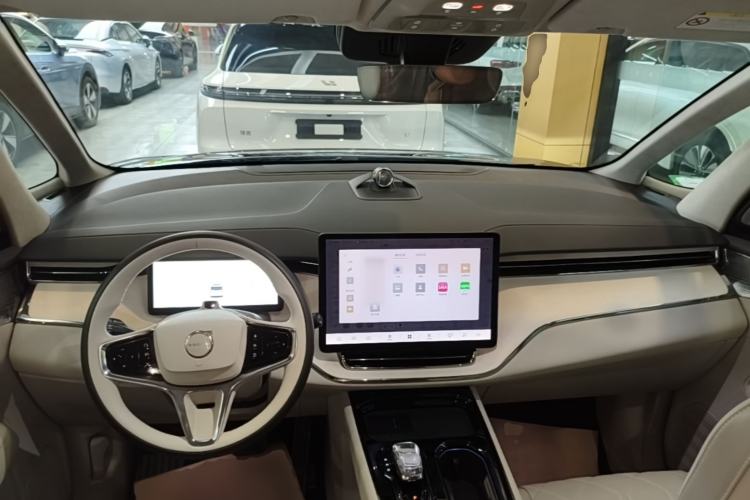 Used Volvo EM90 2025 Ultra Six-Seater Center Console