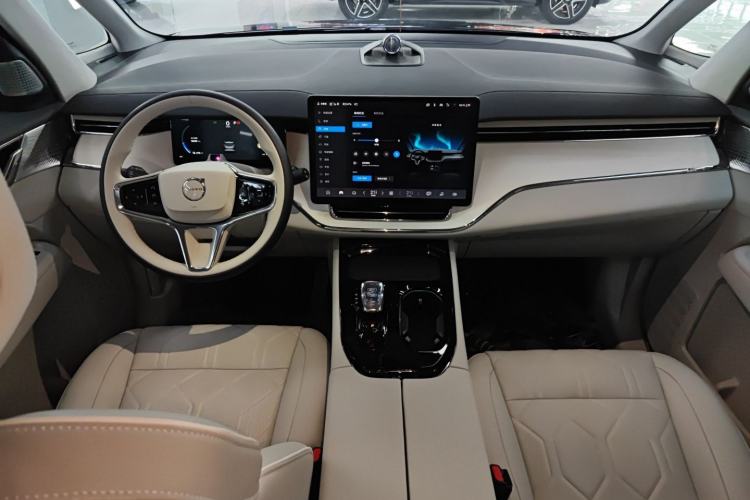 Used Volvo EM90 2025 Ultra Six-Seater Center Console