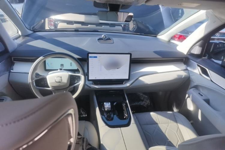 Used Volvo EM90 2025 Ultra Six-Seater Center Console