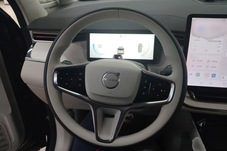 Used Volvo EM90 2025 Ultra Six-Seater Center Console