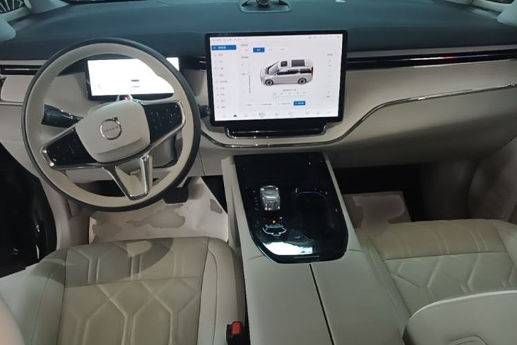 Used Volvo EM90 2025 Ultra Six-Seater Center Console