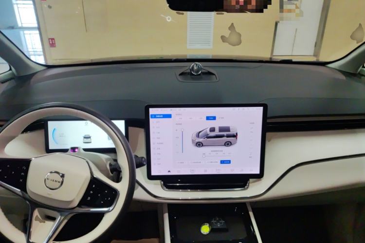 Used Volvo EM90 2025 Ultra Six-Seater Center Console