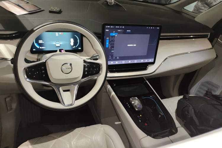 Used Volvo EM90 2025 Ultra Six-Seater Center Console