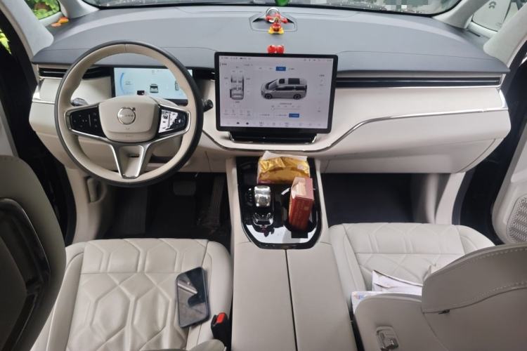 Used Volvo EM90 2025 Ultra Six-Seater Center Console