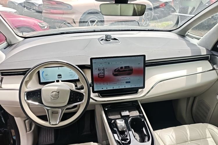 Used Volvo EM90 2025 Ultra Six-Seater Center Console