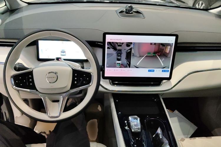 Used Volvo EM90 2025 Ultra Six-Seater Center Console