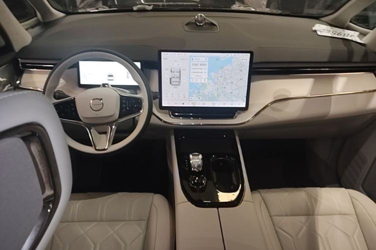 Used Volvo EM90 2025 Ultra Six-Seater Center Console
