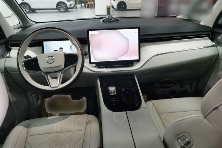 Used Volvo EM90 2025 Ultra Six-Seater Center Console