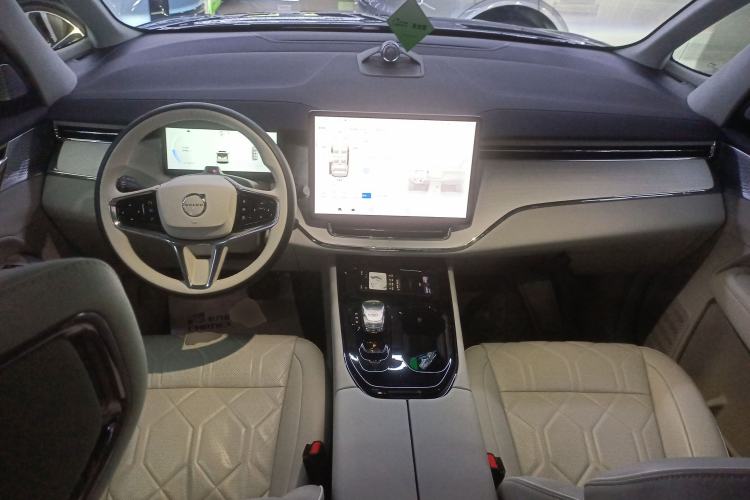 Used Volvo EM90 2025 Ultra Six-Seater Center Console